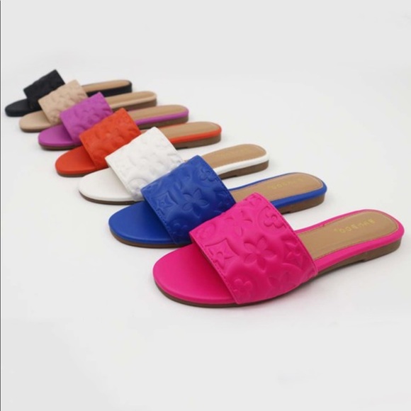 Nude Luxury Embossed Slide Sandals - Picture 4 of 5